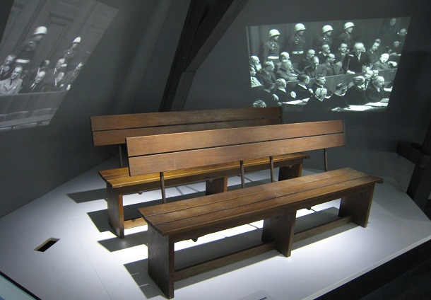 ニュルンベルク裁判で使われた被告席 ドイツ/ナチス裁いた法廷、記念館に写真説明 ニュルンベルク裁判でゲーリングら被告が実際に座った席も展示されている