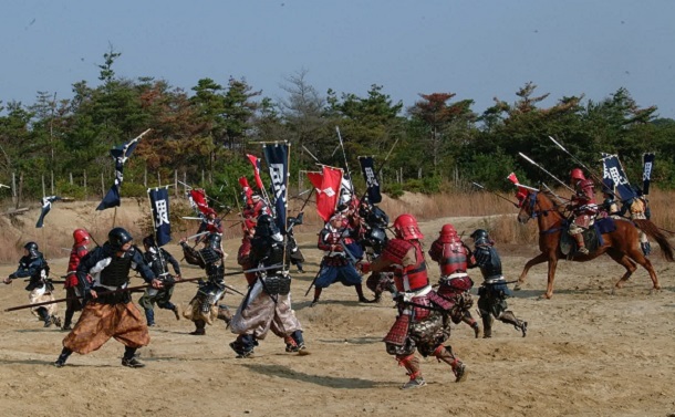 時代劇「風林火山」(テレビ朝日系)での川中島の戦いの収録。数十人のエキストラや馬が入り交じって合戦シーンがつくられた＝2005年11月、滋賀県内で