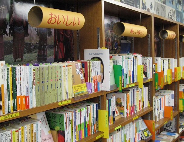 「おいしい」「リラックス」……。独特の項目名がつけられた本棚＝いずれも鳥取市元町の定有堂書店で2008n年