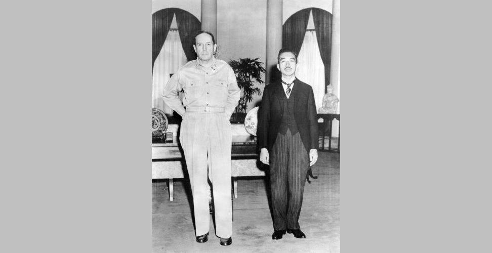 写真・図版 : 昭和天皇がマッカーサー連合国軍最高司令官を米大使館に訪問し、並んで写真撮影した＝1945年9月27日、同盟通信