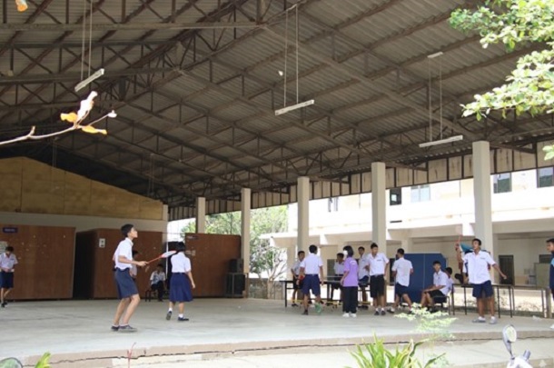 （バドミントンや卓球で体を動かす子どもたち＝3月9日、タイ・ターク県CDC）