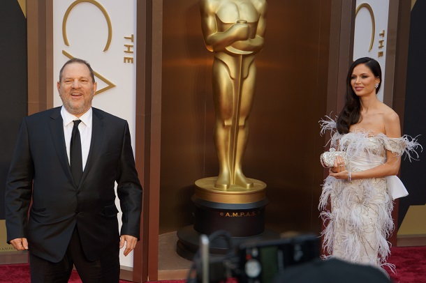 ロサンゼルスでのアカデミー賞授賞式に妻と現れたハーベイ・ワインスタイン氏(左)。当時はオバマ政権下、権勢を誇っていた=2014年3月
