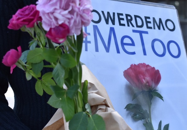 参加者は「#MeToo」などと書かれたプラカードや花を掲げた=2020年2月11日、富山市
