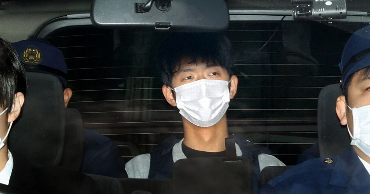 写真・図版 : 和歌山地検に送検された岸田首相襲撃事件の木村隆二容疑者（中央）＝2023年4月17日、和歌山市の和歌山西署