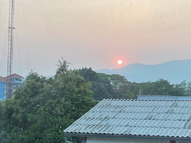 写真・図版 : スモッグにより赤くぼやけて見える太陽＝2023年3月5日、タイ・チェンマイ市内