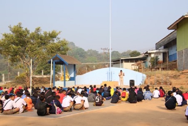 写真・図版 : 校庭に集まり朝礼に参加する子どもたち＝3月7日、タイ・チェンマイ県・オムコイ郡

