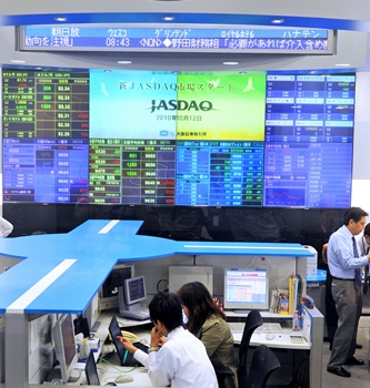 新ジャスダック市場の取引開始を示すボード＝１２日午前、大阪市中央区、小玉重隆撮影