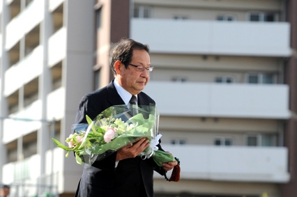 脱線事故の現場に献花に訪れたＪＲ西日本の山崎正夫前社長。犠牲者の月命日には欠かさず訪れる＝１１月２５日、兵庫県尼崎市