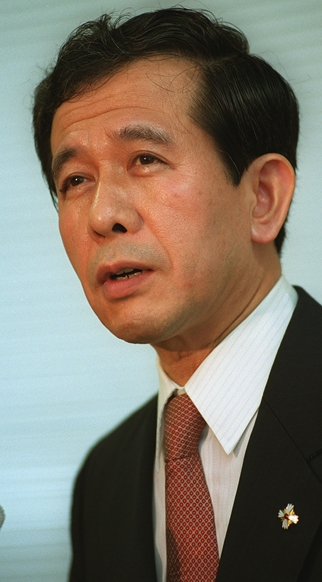 東京地検の特捜部長に就任したころの笠間治雄氏＝1999年9月20日、東京地検で