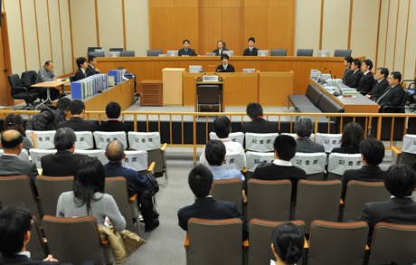 写真・図版 : 法廷には被害者の調書を読み上げる声が響いた＝2010年12月24日、神戸地裁