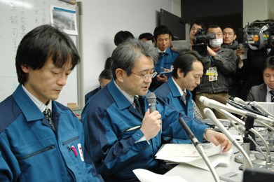 写真・図版 : 記者会見を始める東京電力広報部の吉田薫マネージャー（左から２人目）ら＝３月１８日午前１０時１０分、東京都千代田区内幸町で
