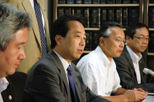 写真・図版 : 勝訴を受けて記者会見する浜田正晴さん（左から２人目）と弁護士たち＝３１日午後１時３分、東京・霞が関の司法記者クラブで