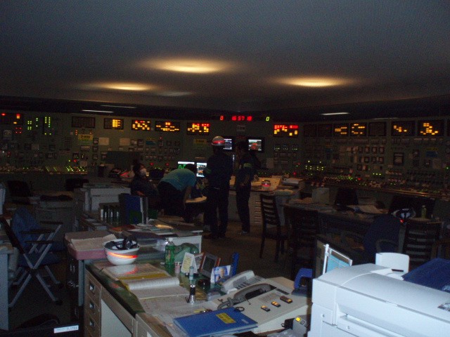 写真・図版 : 交流電源の喪失で照明が消えた福島第一原発５号機の中央制御室。６号機から電気の融通を受けて機能を維持した＝東京電力が３月11日に撮影し、８月１０日に公表した写真