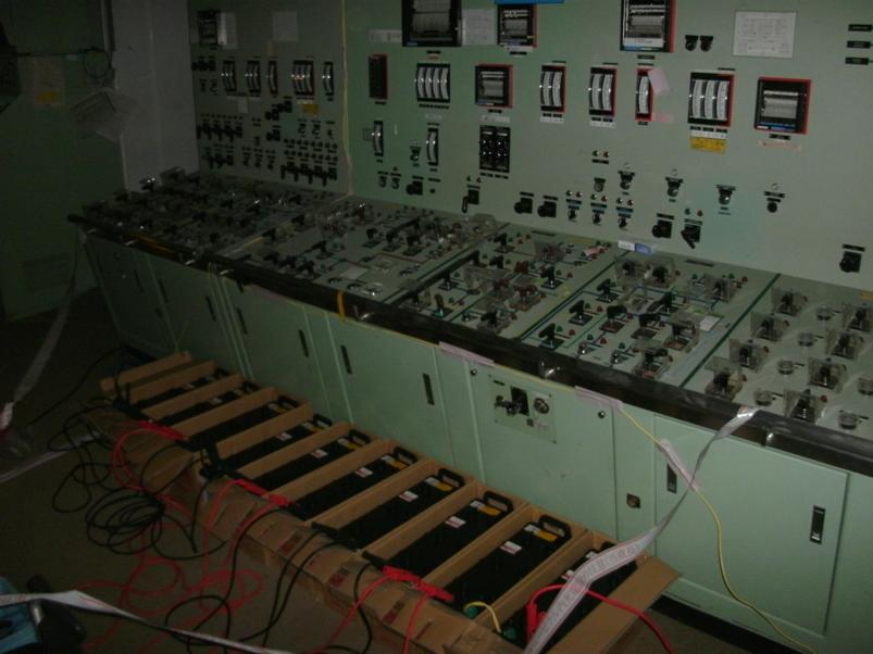写真・図版 : ６号機から電気の融通を受けられなかった号機では、制御盤の前にバッテリーを並べ、計器用の電源とした＝東京電力が３月22日に撮影し、６月２０日に公表した写真