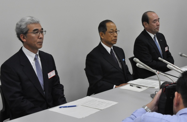 写真・図版 : ウッドフォード社長の解職を発表するオリンパスの菊川会長（当時、中央）、森副社長（同、左端）＝2011年10月14日午前10時37分、東京都内で