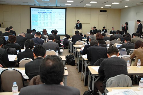 写真・図版 : オリンパスの記者会見は東京・大手町の貸し会議室で開かれた＝２月１３日午後３時４１分