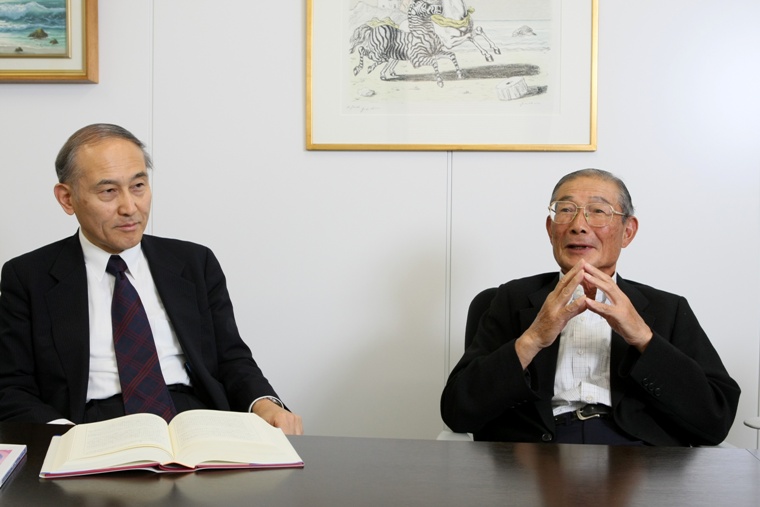 写真・図版 : 元長銀頭取の大野木克信さん（右）と倉科弁護士