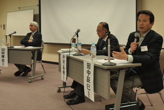 写真・図版 : 熱心な議論が展開されたパネル・ディスカッションの会場。左から、山田厚史、中村晶晴、田中辰巳の３氏。