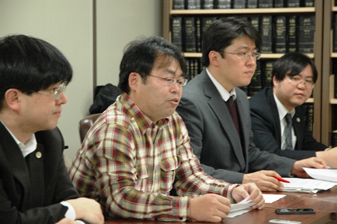 写真・図版 : 記者会見する阿久津さん（左から２人目）＝2012年12月27日午後４時39分、東京・霞が関で