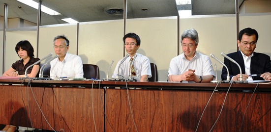 記者会見するオリンパス社員の石川善久さん（中央）と光前幸一弁護士（左から２人目）