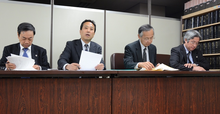 写真・図版 : 記者会見する浜田正晴さんと弁護士＝２１日午後５時３２分、東京・霞が関で
