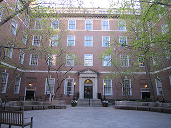 写真・図版 : NYUロースクール（Vanderbilt Hall）の中庭