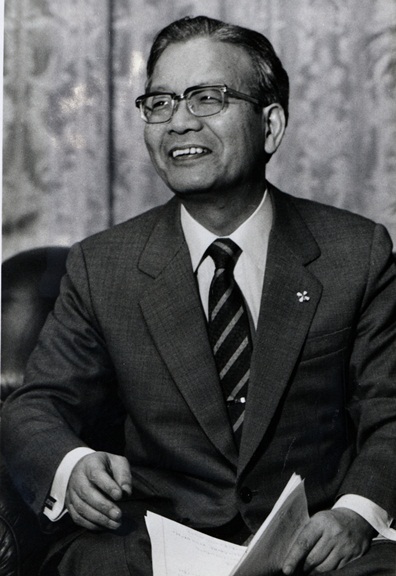 写真・図版 : 東京地検の検事正になった吉永祐介さん=1988年12月19日、東京・霞が関、検察合同庁舎