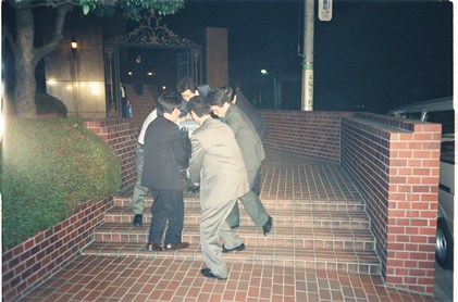 写真・図版 : 金丸事務所から押収される金庫や書類=1993年3月7日、東京・永田町のパレロワイヤル永田町で