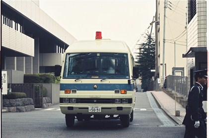 写真・図版 : 東京地裁を出る護送車。金丸元副総裁を乗せていたとみられる＝1993年3月8日、東京・霞が関で