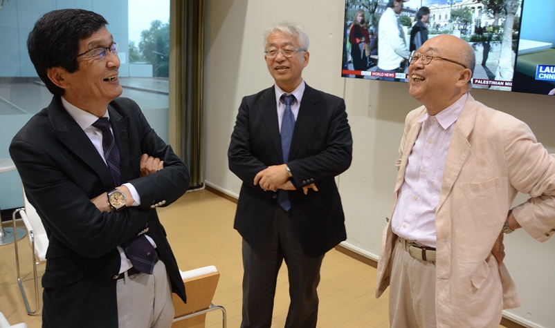 写真・図版 : 松本氏（左端）、村山氏、小俣氏