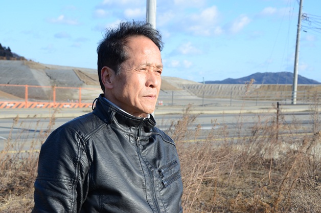 写真・図版 : 自宅の跡地に立つ大森俊行さん＝２月１５日午後、陸前高田市高田町で