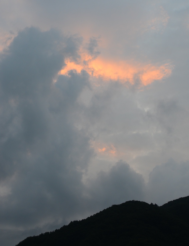 写真・図版 : 事故３０年後の空＝８月１２日午後６時３７分、群馬県上野村楢原で