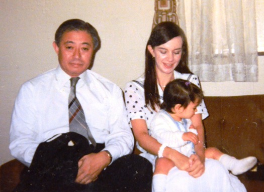 写真・図版 : 昭久さんとベイリーさん、長女（ベイリーさん提供）