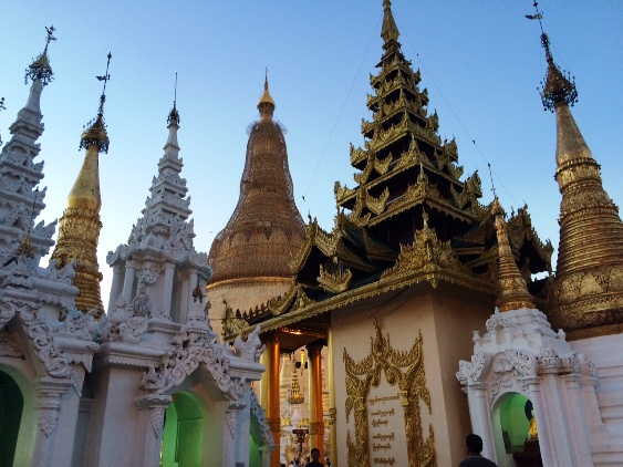 写真・図版 : ミャンマーの旧首都、ヤンゴンにあるシュエダゴン・パゴダ寺院＝2014年11月、穂高弥生子氏撮影

