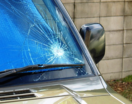 写真・図版 : 割られた車のフロントガラス＝2002年8月7日、北九州市小倉北区で