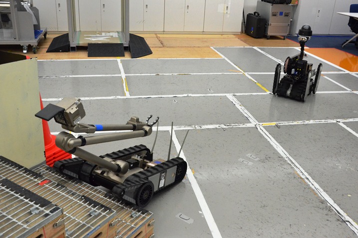 写真・図版 : 日本の原子力業界が設けた原子力緊急事態支援センターでは高放射線下で働けるロボットを操作する訓練が行われている＝福井県敦賀市で