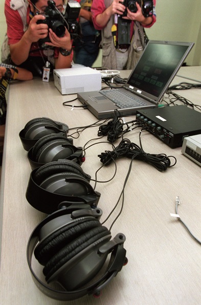写真・図版 : 報道陣に公開された通信傍受装置＝2000年8月10日、東京都千代田区の警察庁で
