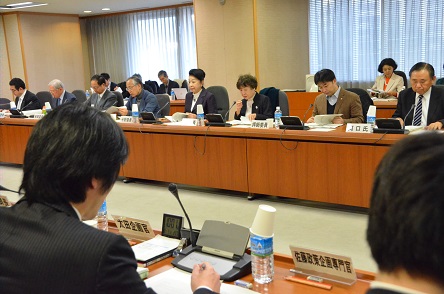 写真・図版 : 消費者庁の検討会の最後の会合＝２０１６年１２月９日、東京・霞が関で
