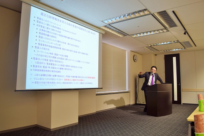 写真・図版 : 講演する清原健弁護士＝２０１６年１１月２９日、東京・大手町で