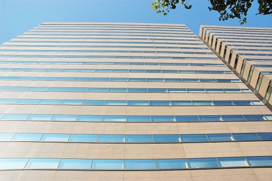 写真・図版 : 最高検、東京高検、東京地検が入る合同庁舎。右隣は法務省が入る合同庁舎で、各階はつながっている＝東京・霞が関