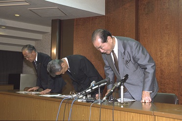写真・図版 : ソリブジン薬害で医薬品の製造業務停止処分を受け、記者会見で頭を下げる日本商事の社長（右端）ら＝1994年9月1日午後8時30分、大阪市中央区石町の同本社で