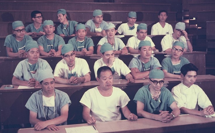 写真・図版 : 心臓移植手術の後、記者会見する札幌医大の和田寿郎教授ら＝1968年8月9日、札幌医大付属病院で
