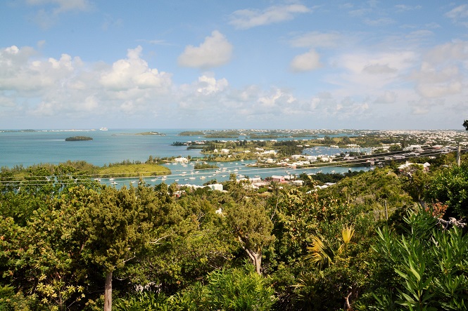 写真・図版 : バミューダ諸島南西部の丘からの風景＝２０１７年１０月９日、吉田美智子撮影