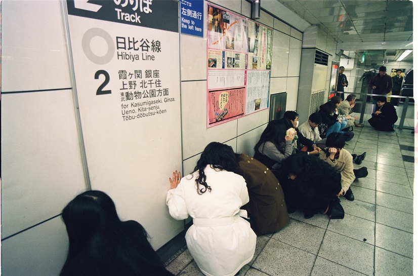 写真・図版 : 神谷町駅ホームで手当てを受ける乗客＝1995年3月20日 