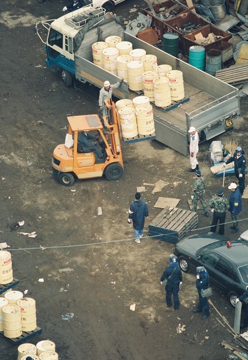写真・図版 : 「第二上九」の倉庫から運び出されるドラム缶など＝1995年3月25日、山梨県上九一色村で