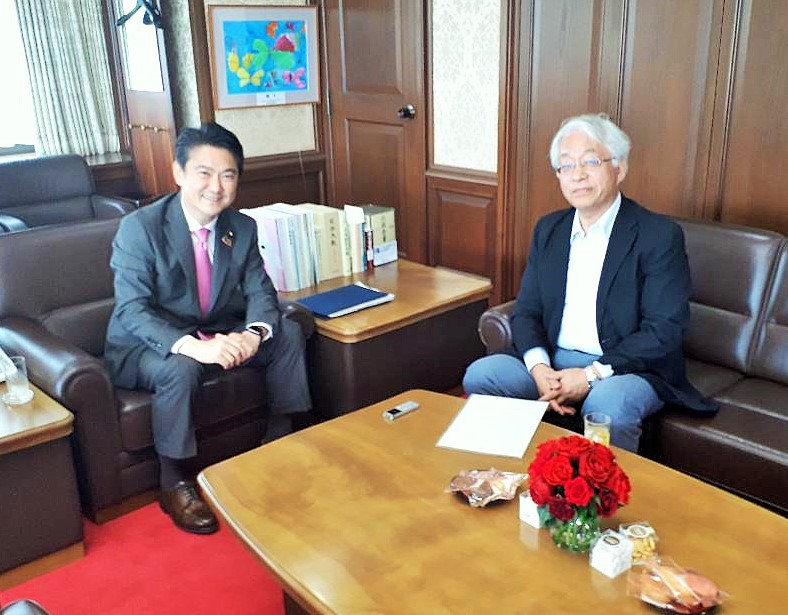 写真・図版 : 山下貴司法相（左）と筆者＝２０１９年６月５日午後、東京・霞が関の法務省で