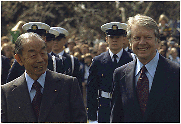 写真・図版 : 福田赳夫首相（左）とカーター米大統領＝1977年3月21日、米ホワイトハウス撮影、カーター大統領図書館所蔵写真
