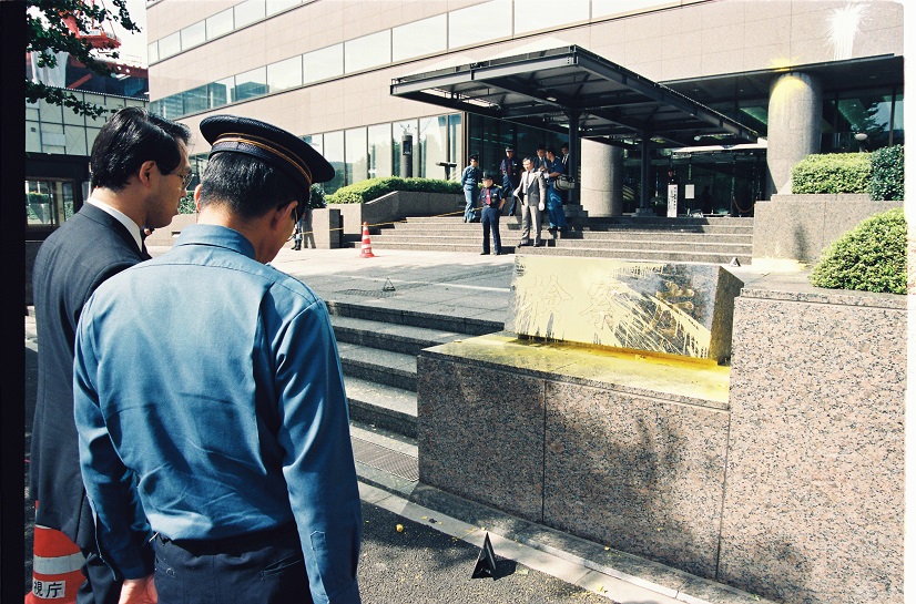 写真・図版 : 黄色いペンキで汚された「検察庁」の銘板や壁=1992年9月28日、東京・霞が関（朝日新聞社所蔵写真）
