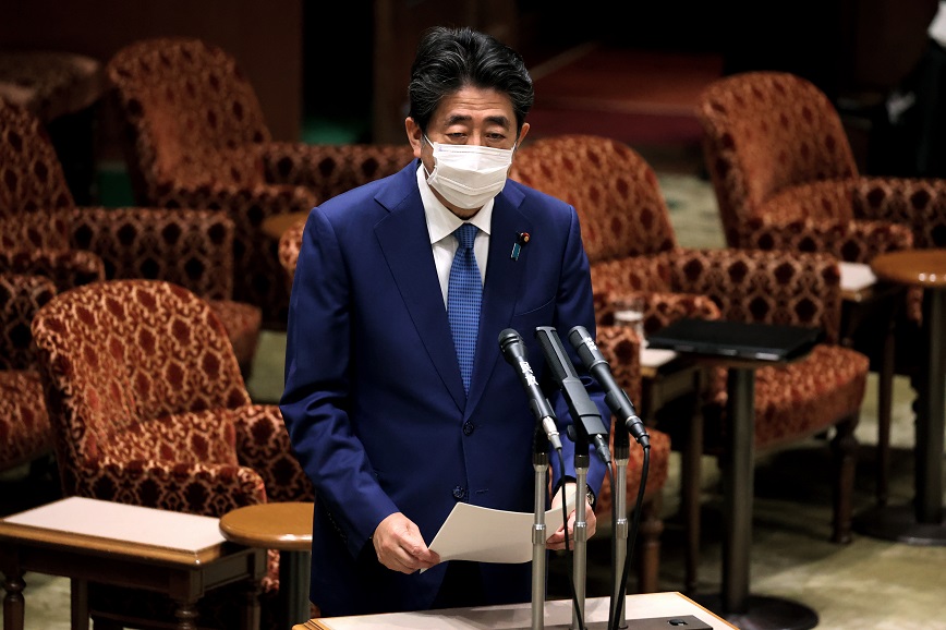 写真・図版 : 参院の議院運営委員会で発言する安倍晋三前首相＝２０２０年１２月２５日午後３時１５分、国会内、上田幸一撮影