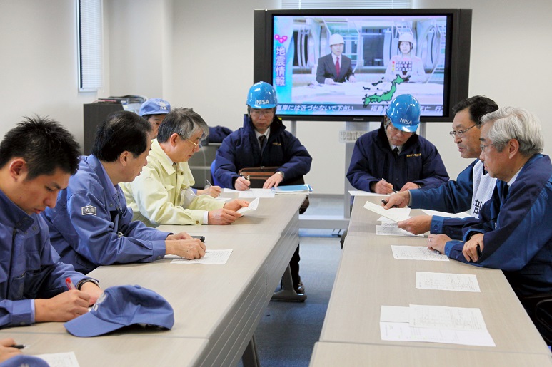 写真・図版 : 福島第一原発を訪れ、東京電力側から説明を受ける菅直人首相（左から２人目）ら=２０１１年３月１２日午前７時２４分（内閣広報室提供）